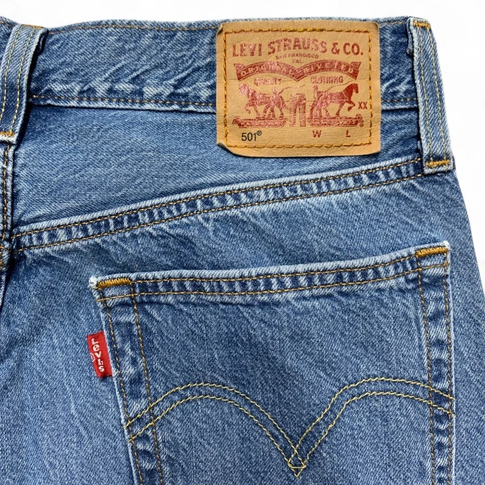 Levi's 501 90s Straight Leg Jeans Mens 27x30 Light Wash Distressed Button‎ Fly